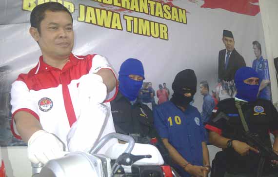 Kabid Pemberantasan dan Penindakan BNNP Jawa Timur, AKBP Bagijo Hadi Kurnijanto saat menunjukkan barang bukti, dan tersangka (baju biru). foto: rusmiyanto/BANGSAONLINE