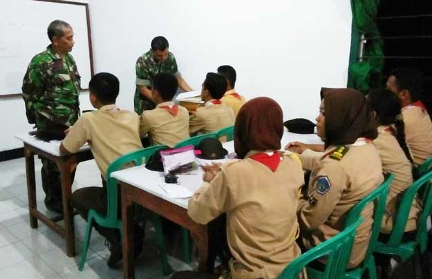 Pengenalan navigasi darat oleh personel Kodim Badegan. foto: YAHYA/ BANGSAONLINE