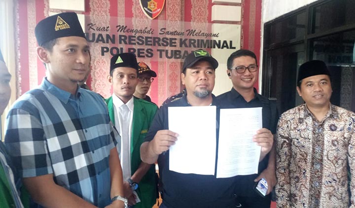 Jajaran pengurus GP Ansor dan Perwakilan Pemuda Milenial Kabupaten Tuban menunjukkan bukti laporan ke kepolisian.