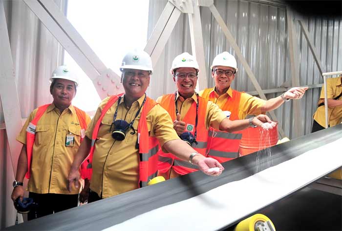 Direksi dan Staf saat First Prilling produk Urea pada Proyek Amurea II.
