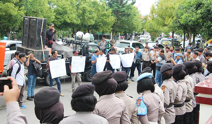 Pendemo beraksi di luar gedung PN Ngawi. foto: ZAINAL ABIDIN/ BANGSAONLINE