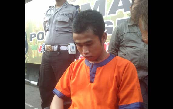 RESIDIVIS: Tersangka M Aris dengan luka bekas tembakan yang bersarang di kakinya ketika di keler ke Mapolres Gresik. foto: shopii/BANGSAONLINE