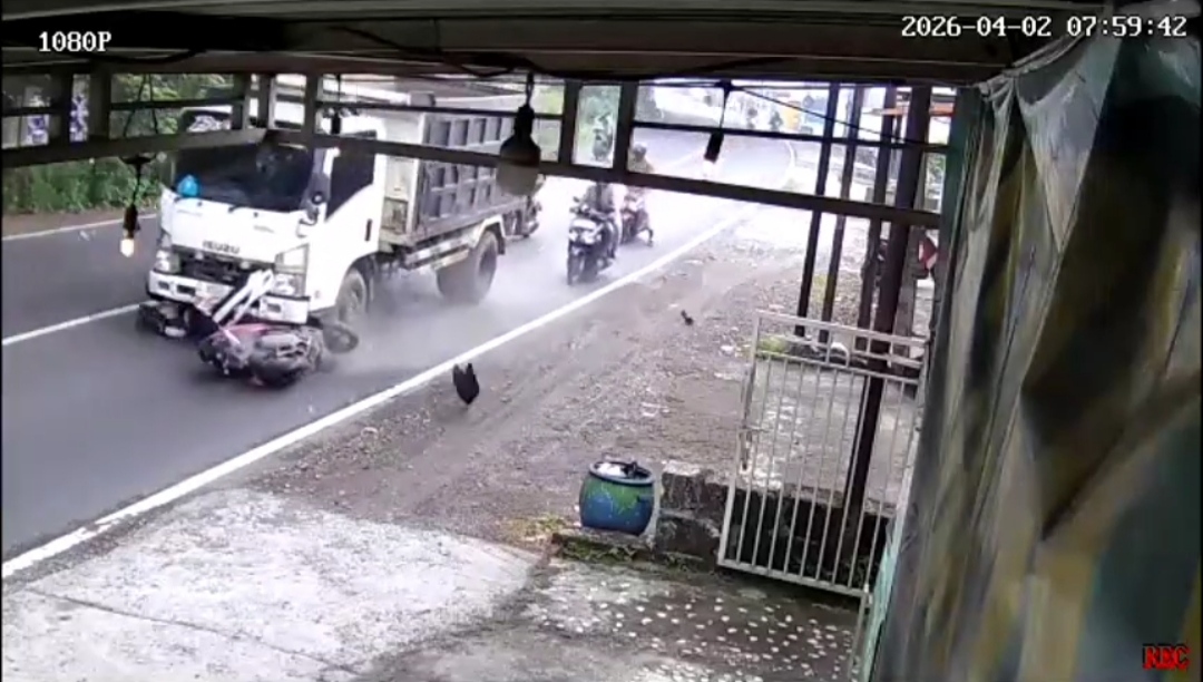 Tangkapan layar CCTV detik-detik laka yang menewaskan pemotor