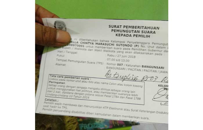 Surat C6 yang masih mencatumkan kewajiban membawa KTP saat di TPS. foto: Yuniardi/ Bangsaonline