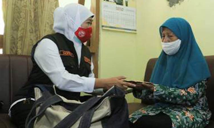 Gubernur Khofifah Kunjungi Janda Perintis Kemerdekaan, Kirimi Bingkisan Keluarga Pahlawan-Veteran