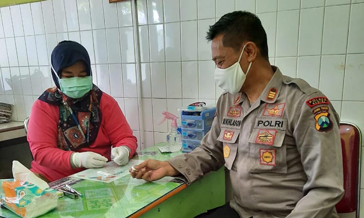 Kapolsek Ngadiluwih, AKP Mukhlason, S.H., saat menjalani rapid test. (foto: ist).