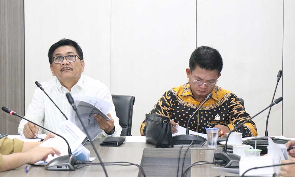 Ketua Komisi II, Wongso Negoro (kanan) saat memimpin hearing. Foto: SYUHUD/HB