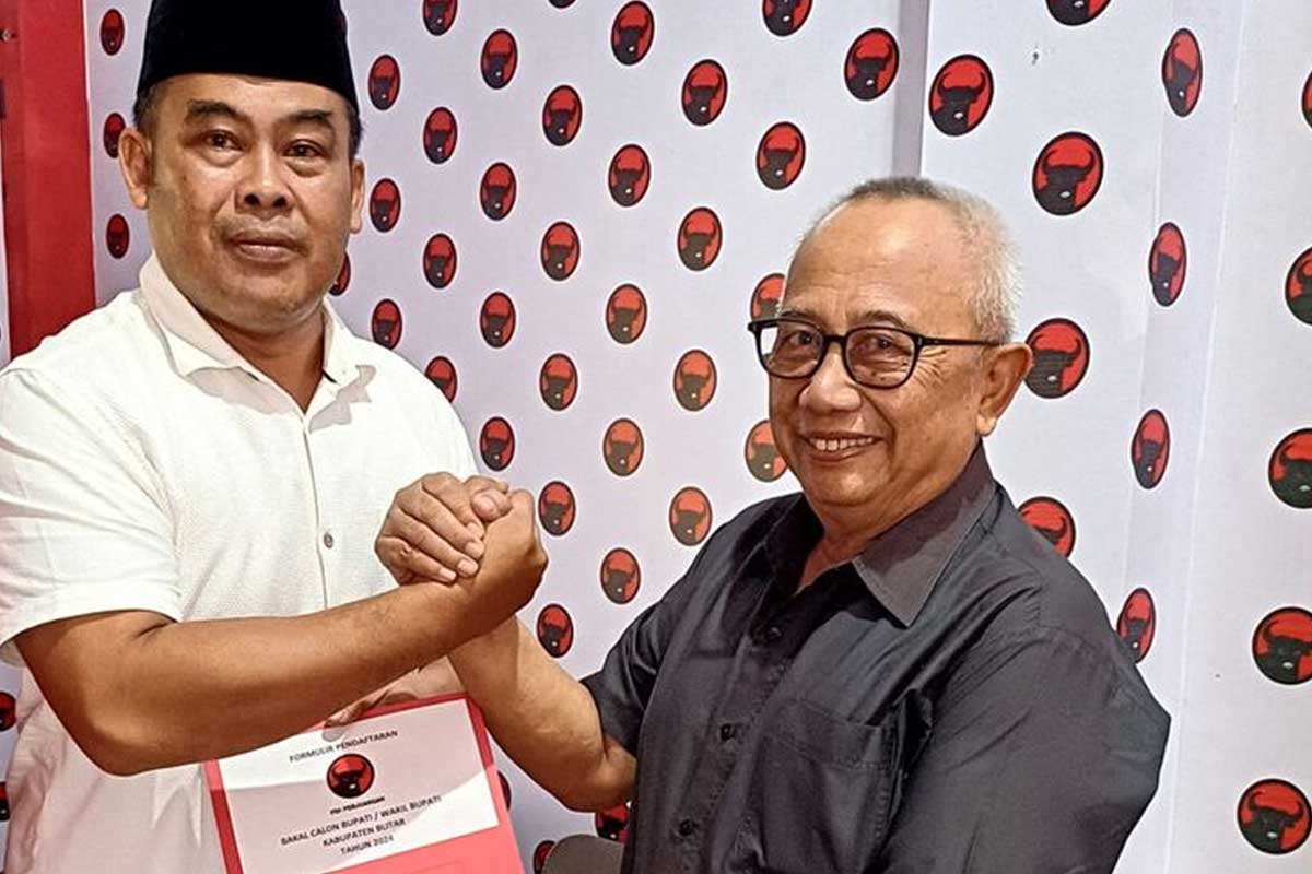 Wakil Bupati Bondowoso, A Haris Son Haji bersama Ketua DPC PDIP Blitar, Rijanto bersalaman saat pengambilan formulir penjaringan calon Bupati Blitar, di kantor DPC PDIP Desa Sawentar, Kecamatan Kanigoro, Kabupaten Blitar, Kamis (25/4/2024). Foto: Dok. DPC PDIP Kabupaten Blitar.