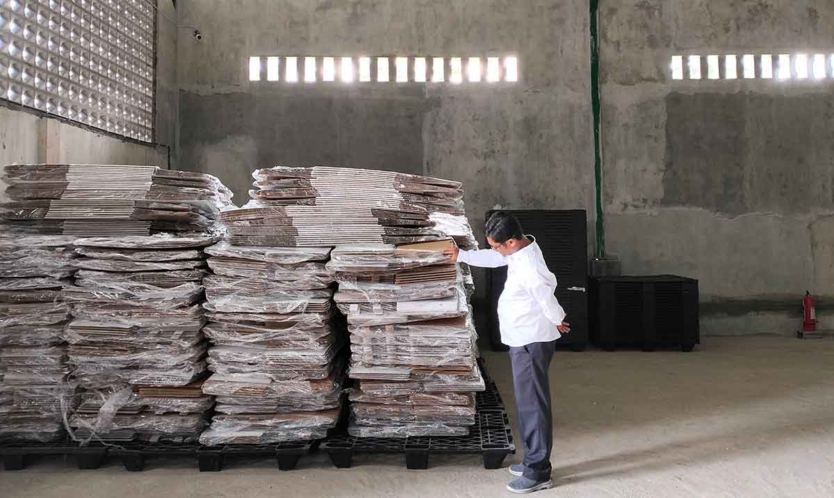 Petugas dari KPU Kota Blitar saat meninjau logistik untuk Pemilu 2024.