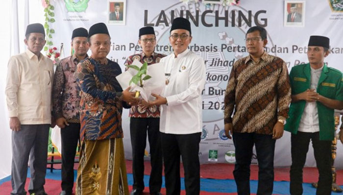 Bupati Pamekasan, Baddrut Tamam, saat meresmikan pesantren berbasis Agri Santriprenuer di PP Sumber Bungur.