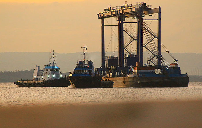 Aktivitas bongkar muat di Terminal Teluk Lamong, Surabaya.