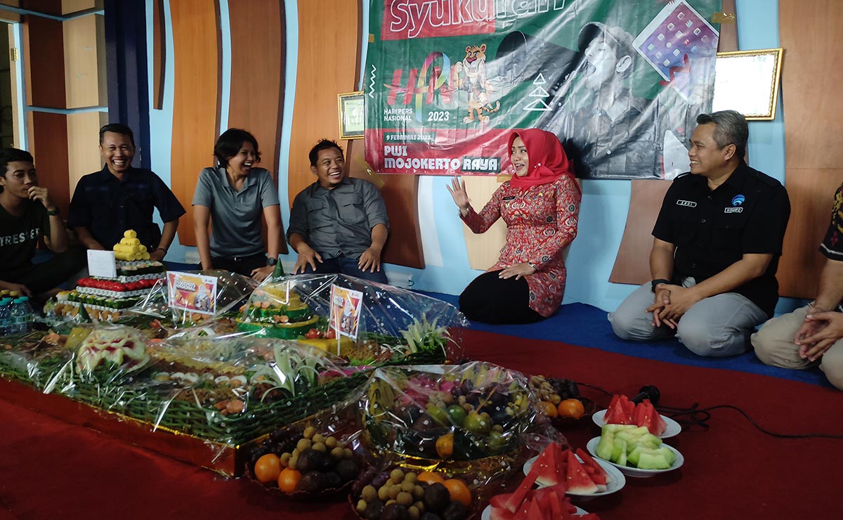 Bupati Mojokerto Ikfina gayeng bergurau dengan kalangan kuli tinta di Mojokerto. Foto: YUDI EP/ BANGSAONLINE