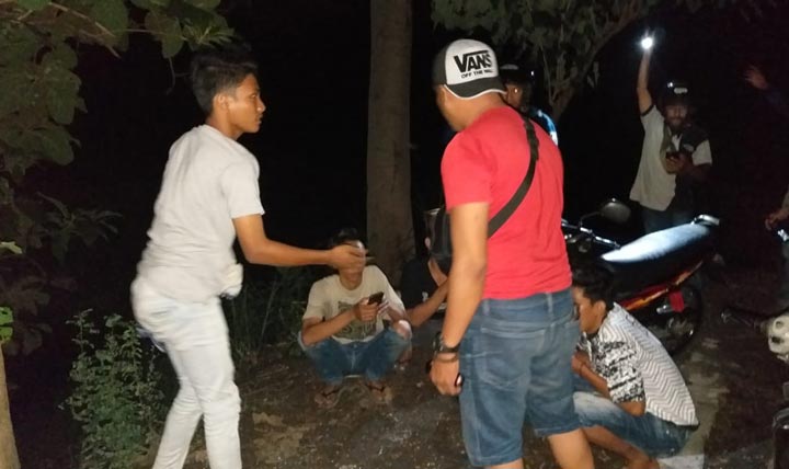 Para remaja yang kedapatan pesta miras petugas Satpol PP melakukan razia.