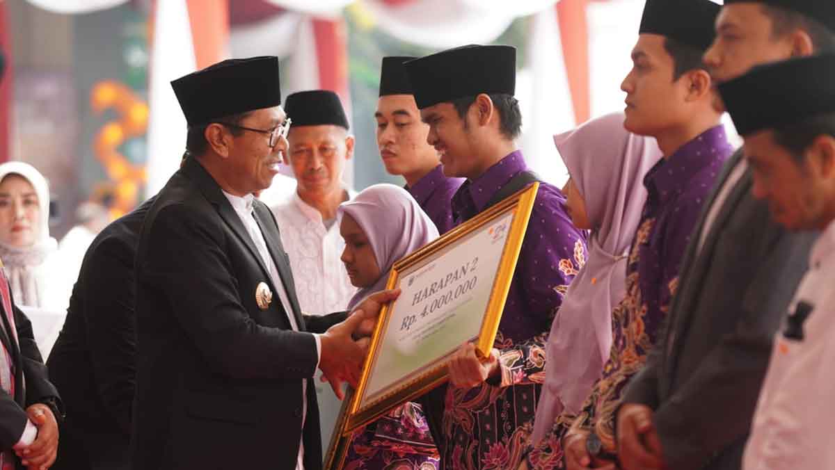 Wali Kota Batu saat menyerahkan piagam penghargaan kepada para juara MTQ Jatim 2025.