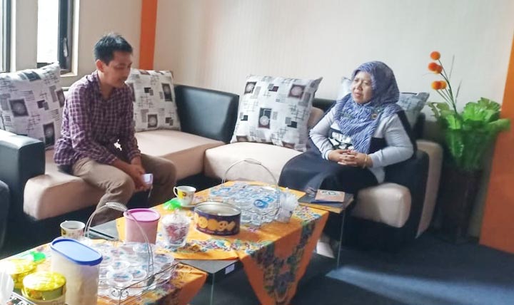 Evi, Kepala SMKN 2 Winongan Kabupaten Pasuruan saat menjelaskan perihal tarikan dana partisipasi kepada wali siswa.