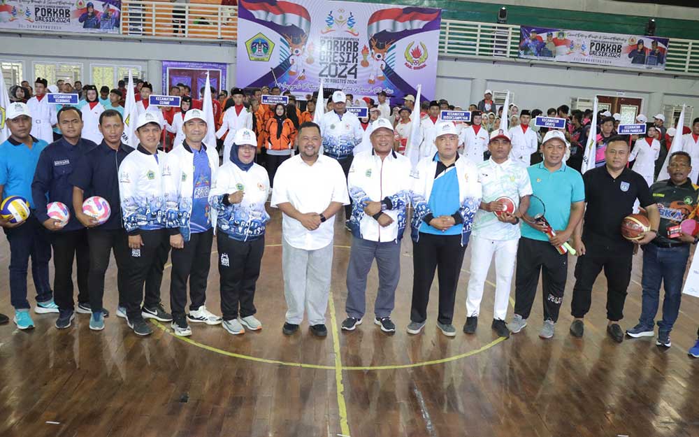 Bupati Fandi Akhmad Yan (tujuh dari kiri) didampingi Ketua KONI Gresik Anis Ambiyo Putri saat pembukaan Porkab 2024. Foto: Ist.