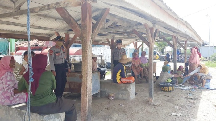Jajaran Polsek Pademawu saat melakukan imbauan kepada pengunjung pasar.