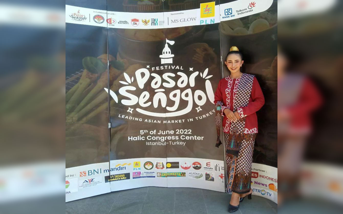 Meril mengenakan Pakaian Khas Kabupaten Kediri, Ken Kadiri, saat berada di Turki. Foto: Ist.