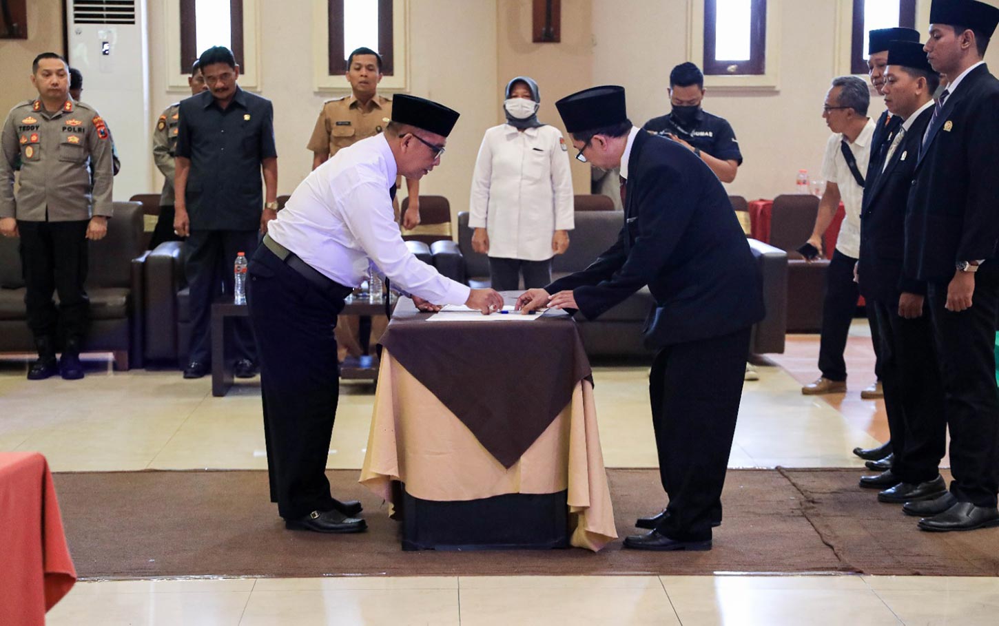 Ketua Bawaslu Kota Kediri Mansur (kanan) saat menandatangani berita acara pelantikan. Foto: Ist.