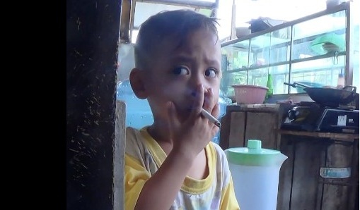 Salah satu balita pasangan Boby dan Pujiantuti yang memiliki kebiasaan merokok. foto: Imron/BangsaOnline.com

