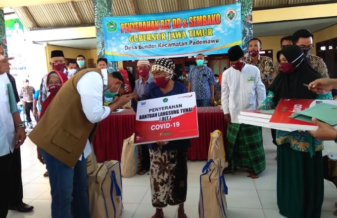 Suasana penyerahan secara simbolis BLT-DD oleh Bupati Pamekasan Baddut Tamam (tetap hormat mencium tangan seorang nenek) di Desa Bunder kecamatan Pademawu kabupaten Pamekasan. 