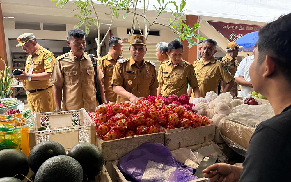 Wakil Bupati Pamekasan Sukriyanto saat sidak harga sembako di Pasar Kolpajung.