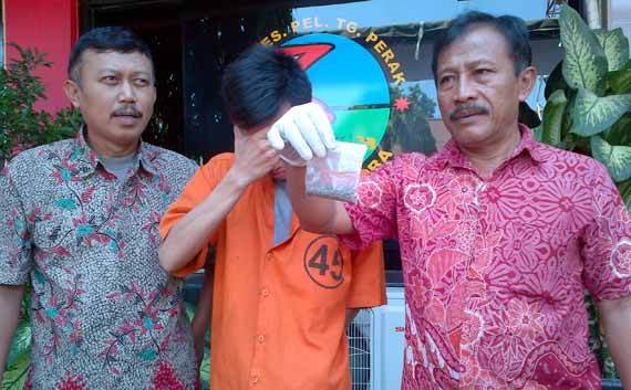 Sadam Husen bersama BB ganja. foto: rusmiyanto/BANGSAONLINE