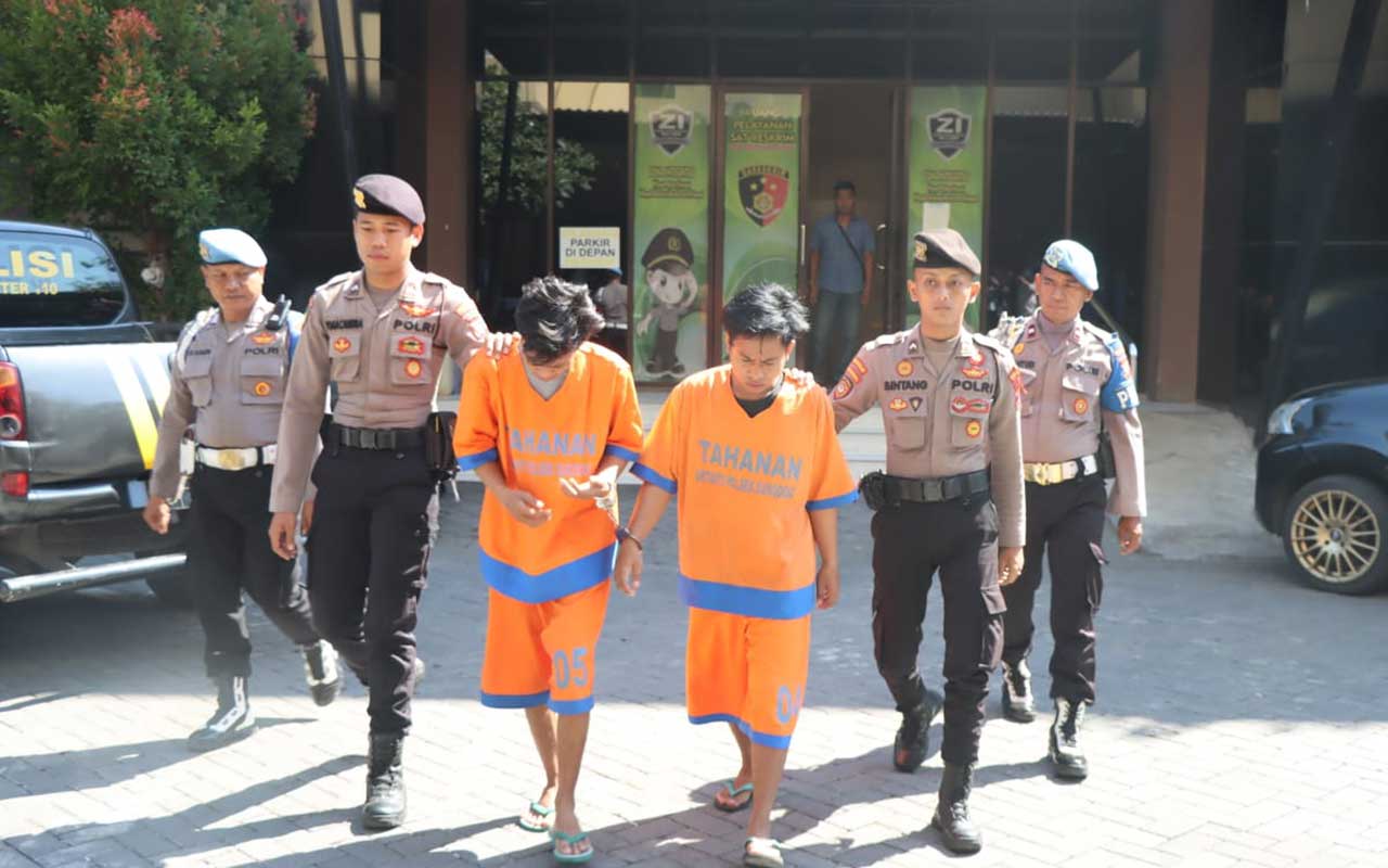Kedua pelaku pencurian motor di Makam Klagen Sukodono, Sidoarjo saat diamankan polisi.