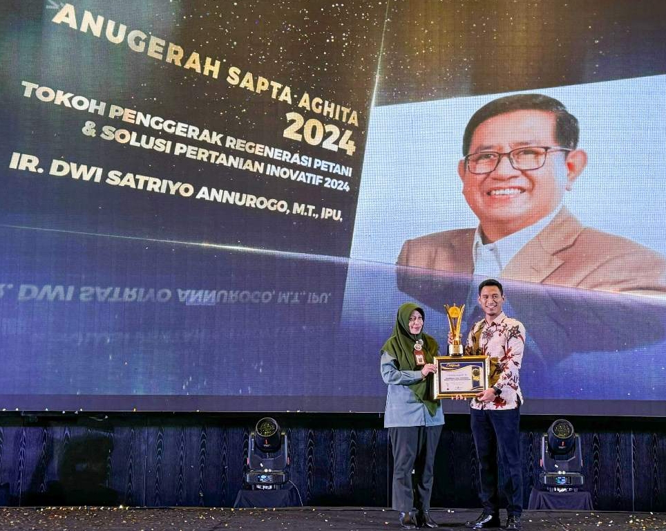 Vice President Komunikasi Korporat Petrokimia Gresik, Rama Yusron Harbiansyah (kanan) saat menerima penghargaan. Foto: Ist.