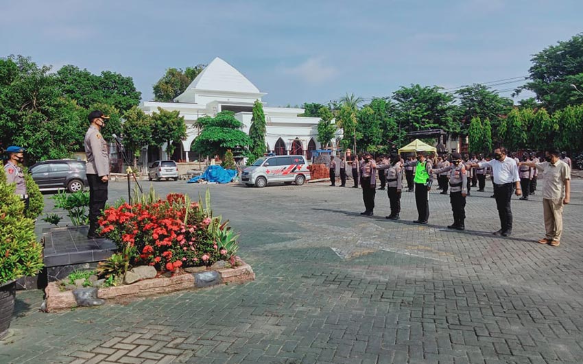 Wakapolres Pasuruan, Kompol Muhammad Harris saat memimpin apel di halaman Mapolres Pasuruan.