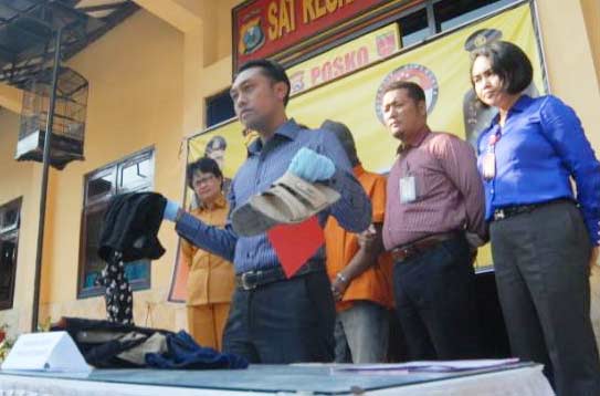 Iptu Yogi Ardi Kristanto menunjukkan barang bukti. foto: soewandito/BANGSAONLINE