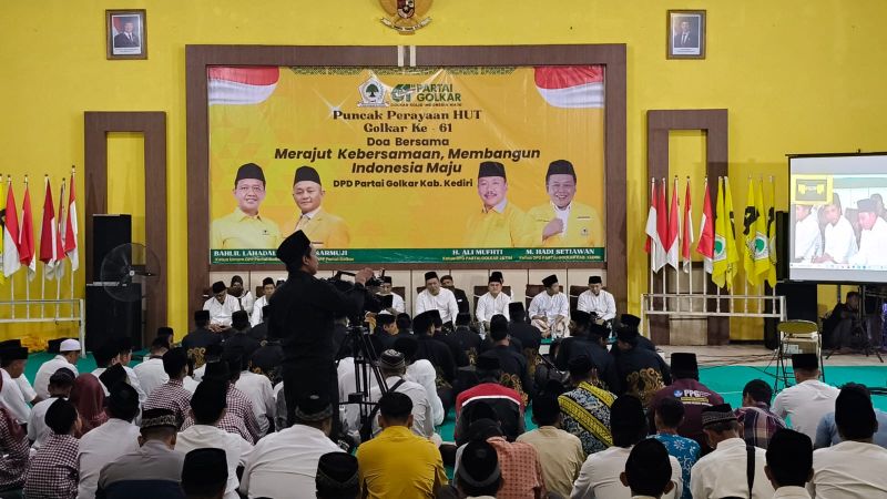 Pimpinan DPD Partai Golkar Kabupaten Kediri dan kader Golkar saat menggelar doa bersama yang dilanjutkan dengan santunan anak yatim. Foto: Muji Harjita/BANGSAONLINE
