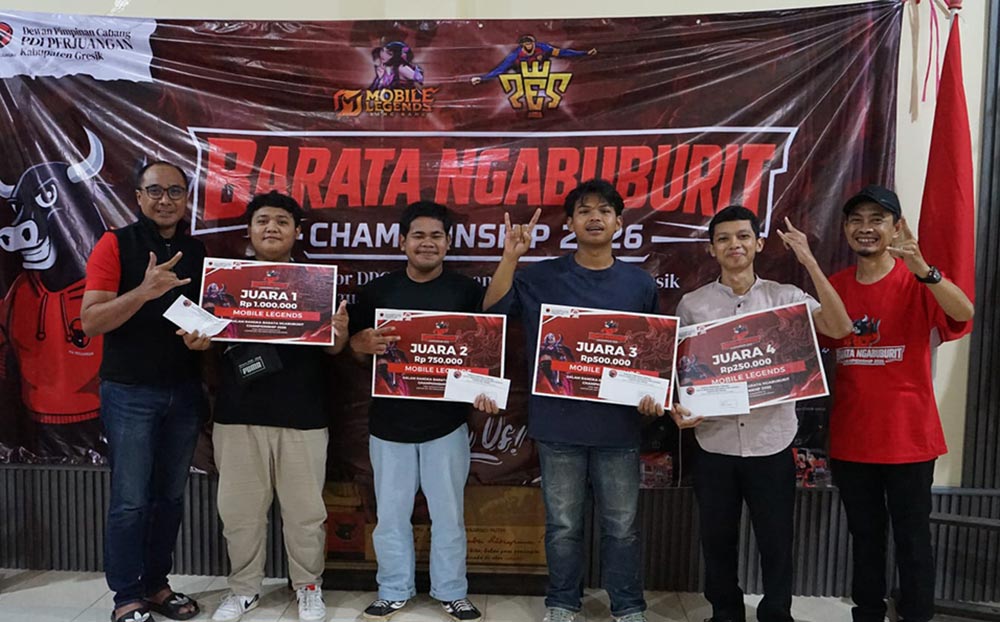 Sekretaris DPC PDIP Gresik Toriqi Fajerin (kiri) didampingi Imam Munawar (kanan) bersama para pemenang Barata Ngabuburit E-Sport Championship 2026. Foto: Ist.