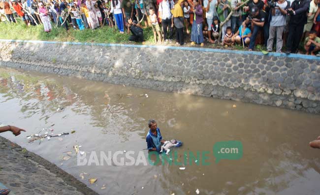 Mayat bayi saat hendak dievakuasi. foto: rony suhartomo/ BANGSAONLINE