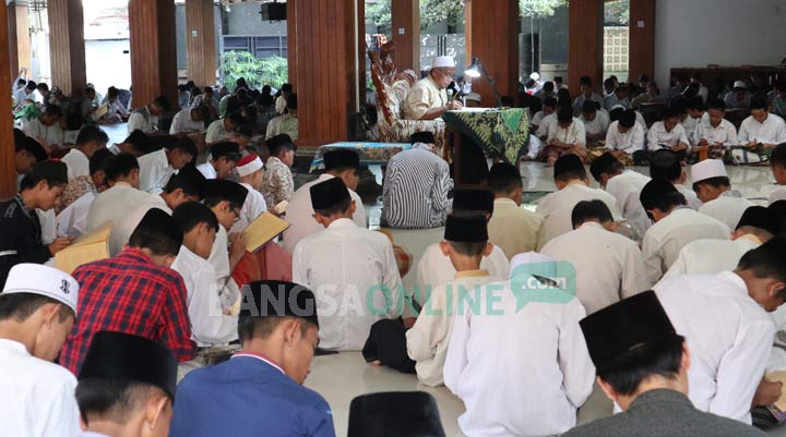 Aktivitas para santri Ponpes Tebuireng saat mengaji kitab kuning. Pengajian ini juga diikuti masyarakat umum dari berbagai daerah. foto: RONY S/ BANGSAONLINE
