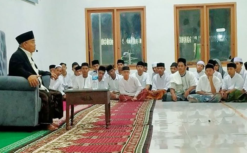 Prof. Dr. KH. Asep Saifuddin Chalim, M.A. saat memberikan ceramah agama di depan para santri di Dayah Mahyal Ulum Al-Aziziyah, Sibreh, Aceh Besar, yang diasuh Tengku (Tgk) Haji Faisal Ali, yang tak lain Ketua PWNU Aceh, Senin (29/11/2021). Foto: M Mas