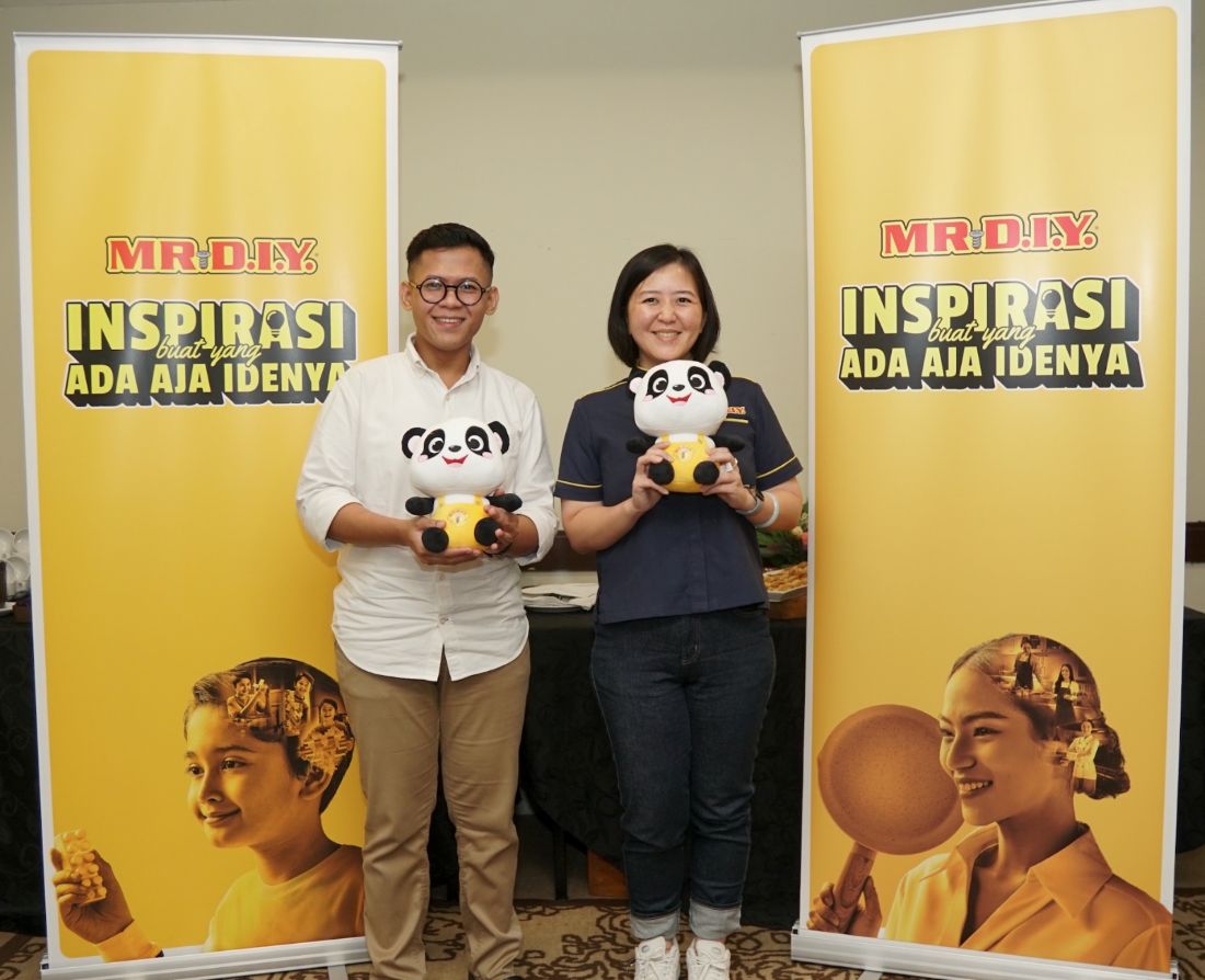 Ria Sutrisno, Head of Marketing MR.D.I.Y. Indonesia dan Hendra Catur Utama, salah satu Pelanggan Setia MR.D.I.Y. Indonesia, saat mengenalkan kampanye terbaru “Inspirasi buat yang Ada Aja Idenya”