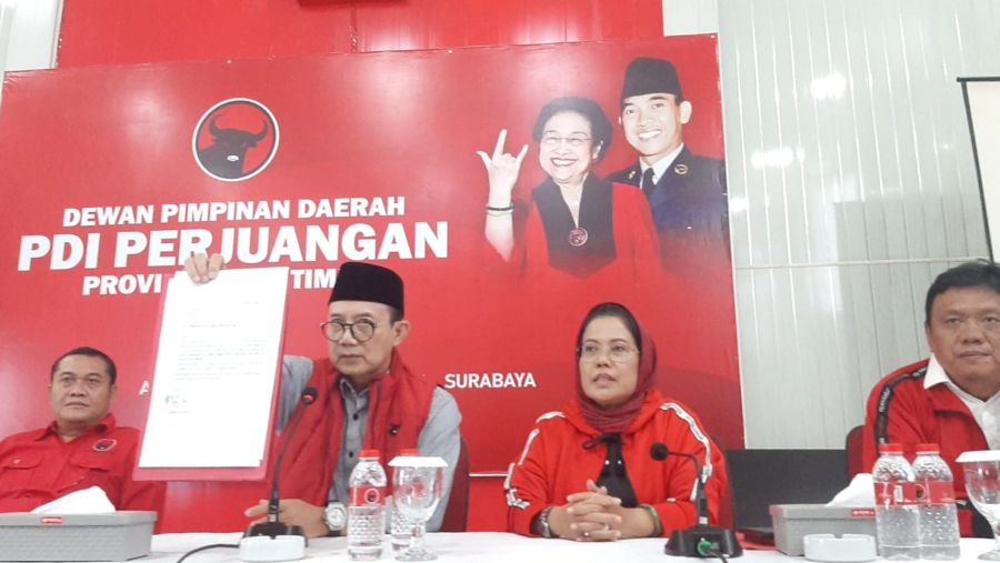 Wakil Ketua Bidang Kehormatan DPD PDI Perjuangan Jatim, Budi Sulistyono menunjukkan surat pengunduran diri dua anggota Fraksi kepada wartawan Foto: M. Didi Rosadi/BANGSAONLINE