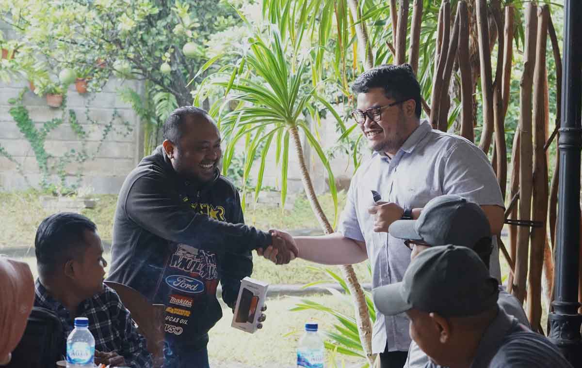 Bupati Kediri, Hanindhito Himawan Pramana (kanan), saat menyalami Gembul usai menyerahkan hadiah sebuah smartphone. Foto: Ist