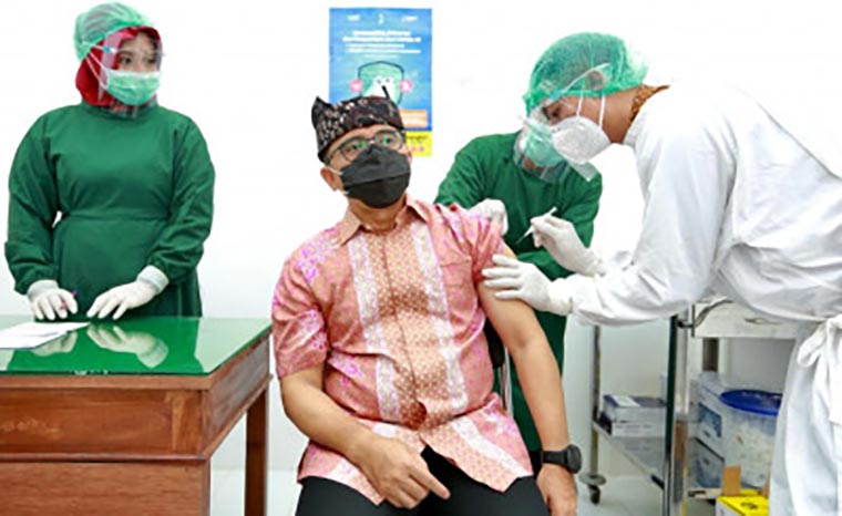 Bupati Banyuwangi Abdullah Azwar Anas menjalani suntik vaksin Covid-19 di Puskesmas Sobo.