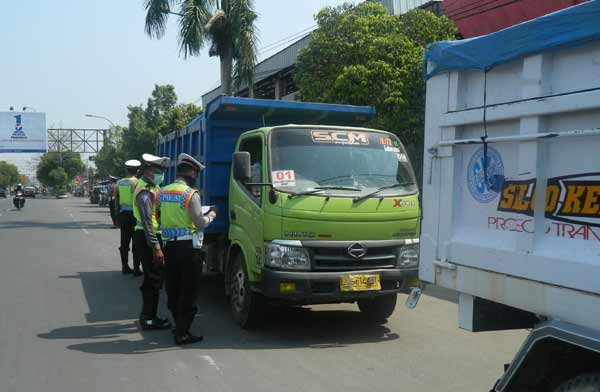 MELANGGAR: Sejumlah dumptruk terjaring Operasi Zebra 2015 karena melewati kawasan kota Ngawi. foto: zainal abidin/BANGSAONLINE