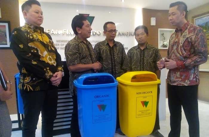 Kepala Cabang Rifan Surabaya, Leonardo didampingi Chief Business Officer RFB, Teddy Prasetya saat menyerahkan bantuan tempat sampah kepada FEB Unair.