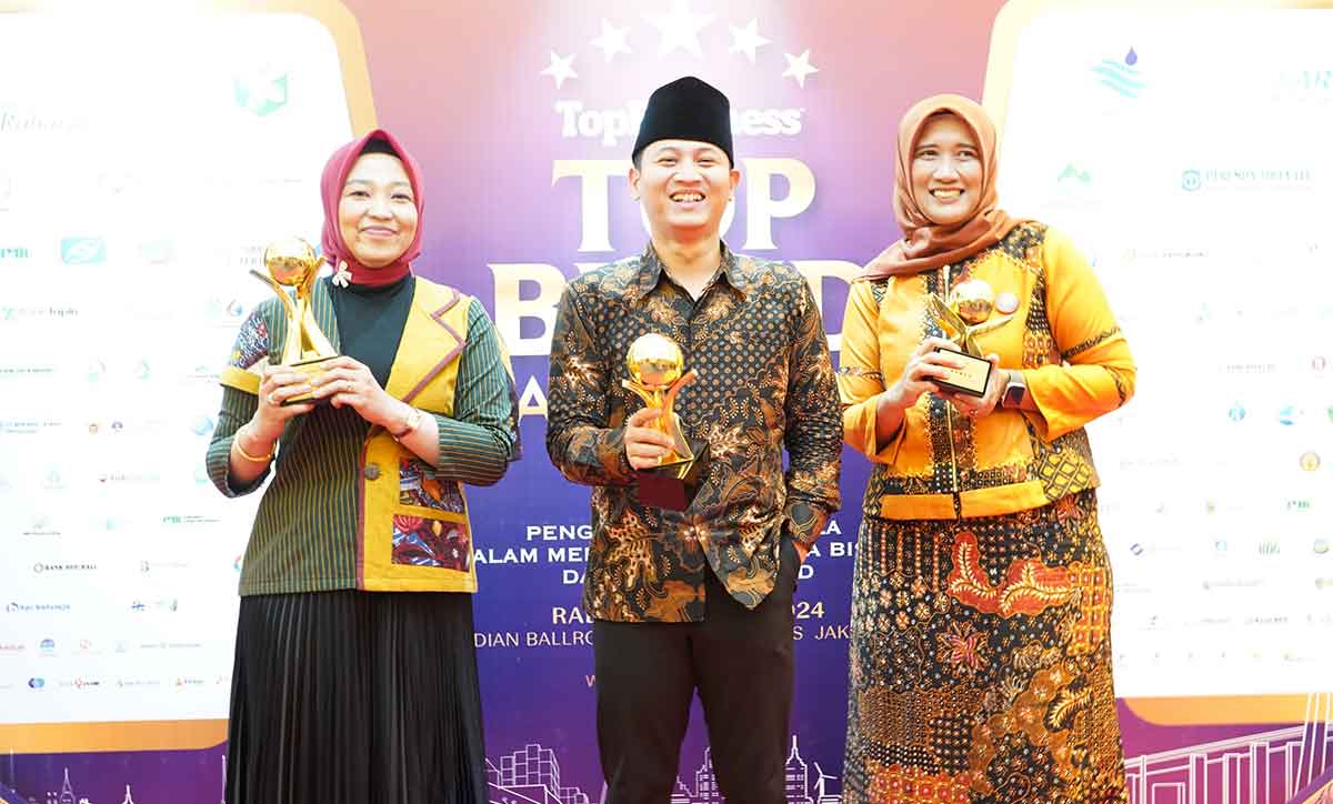 Bupati Trenggalek, Mochamad Nur Arifin, saat menerima penghargaan.
