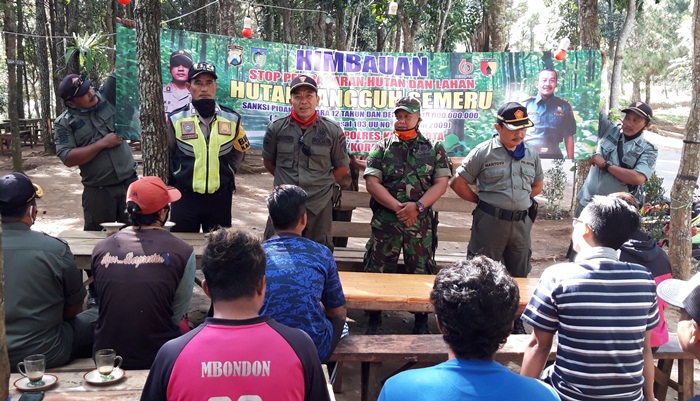 Sutarno, KRPH Pojok BKBH Perhutani KPH Kediri diapit Babinsa Desa Jugo Sertu Yanuar P dan Bhabinkamtibmas Desa Jugo Bripka Modasir, saat memberi penyuluhan kepada warga sekitar hutan di lereng Gunung Wilis. foto: MUJI HARJITA/ BANGSAONLINE