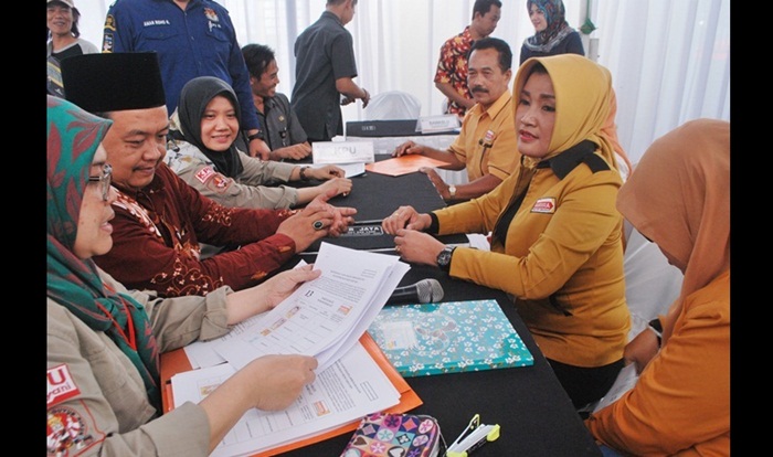 Partai Hanura saat mendaftarkan bacalegnya di KPUD Ngawi.