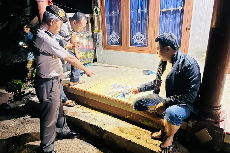 Polisi sedang melakukan olah TKP di lokasi meledak petasan yang sedang do rakit oleh seorang bocah asal Kejayan,
