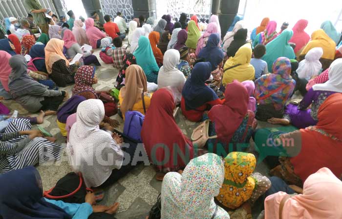 Peziarah yang sedang berdoa di area lorong menuju makam Gus Dur. foto: RONY S/ BANGSAONLINE