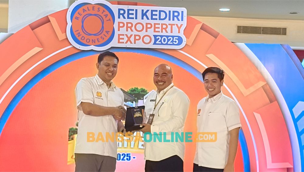 Ketua REI Komisariat Kediri, Harrys Mahboby, (kiri) saat memberikan cinderamata kepada Sekertaris
Dinas Perumahan Dan Kawasan Pemukiman Kota Kediri, Ubaidillah didampingi Ketua Panitia REI Kediri Property Expo 2025, Emeraldo Muhammad Elsya. Foto: Muji Harjita/BANGSAONLINE