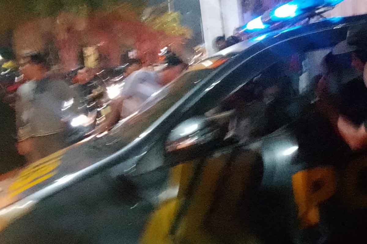 Massa saat menghajar pelaku pencurian handphone di konser musik Shaggydog di Sidoarjo.