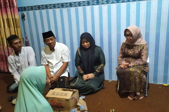 Bupati Jombang Mundjidah Wahab beserta Sekretaris Daerah Agus Purnomo saat takziyah ke rumah duka. Foto: AAN AMRULLOH/ BANGSAONLINE